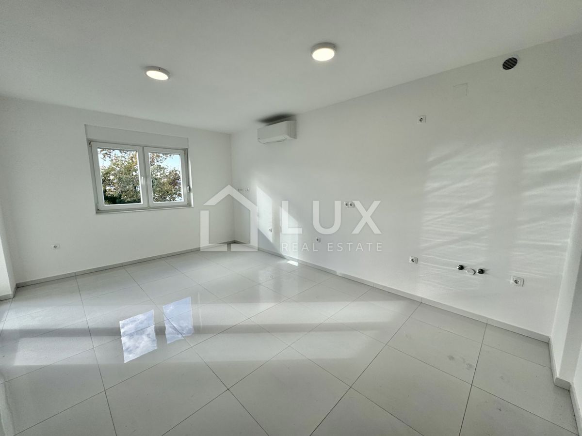 CRIKVENICA - dvoetažni apartma, 150m do morja, novogradnja