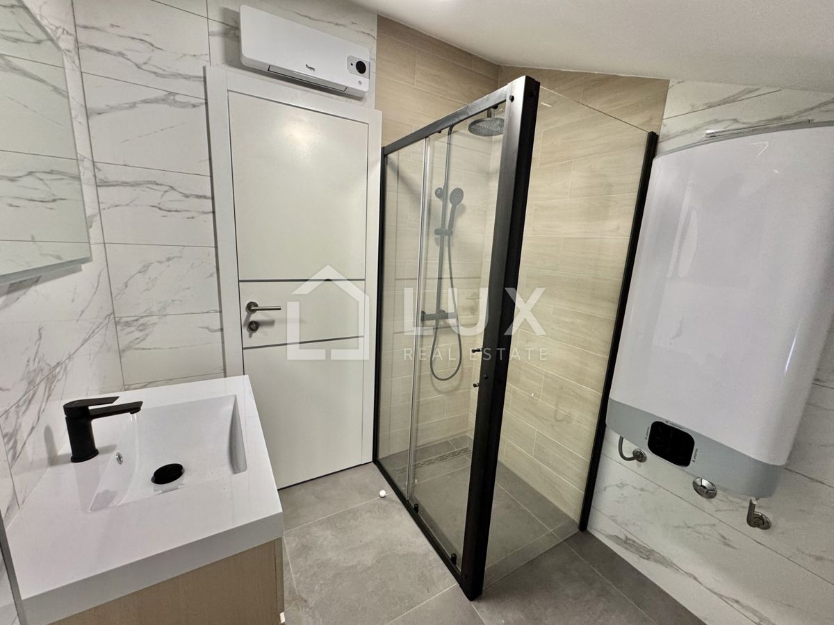 CRIKVENICA - dvoetažni apartma, 150m do morja, novogradnja