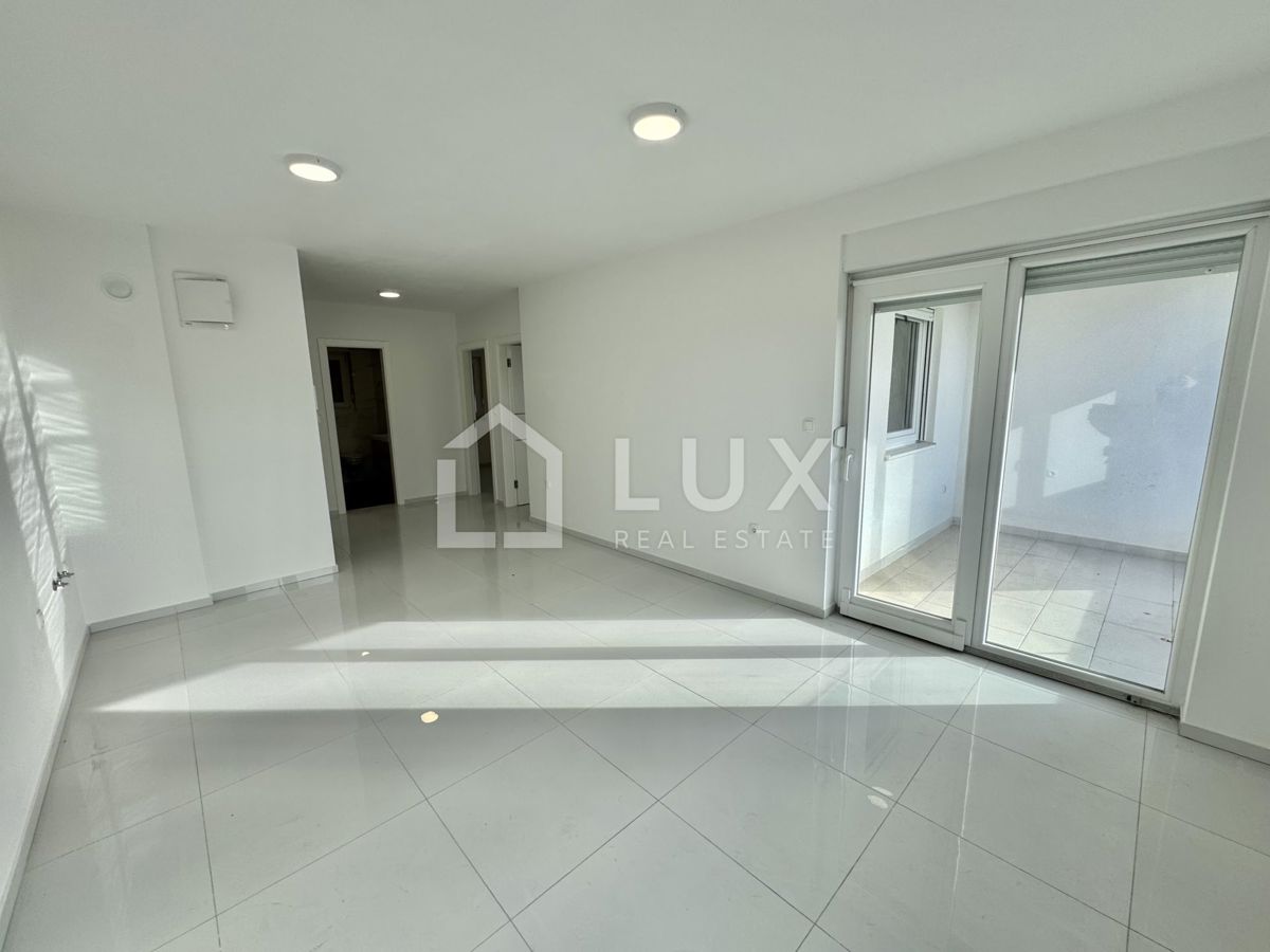 CRIKVENICA - dvoetažni apartma, 150m do morja, novogradnja