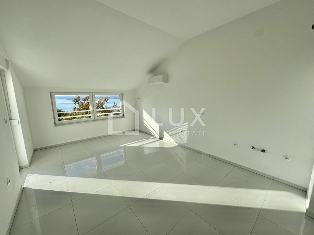 CRIKVENICA - dvoetažni apartma, 150m do morja, novogradnja