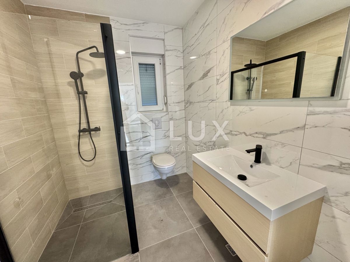 CRIKVENICA - dvoetažni apartma, 150m do morja, novogradnja