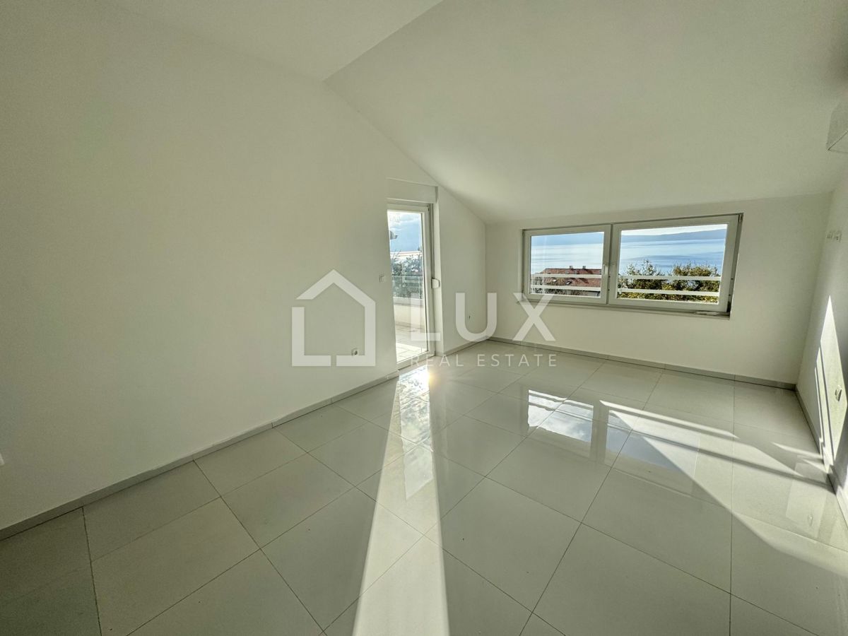 CRIKVENICA - dvoetažni apartma, 150m do morja, novogradnja