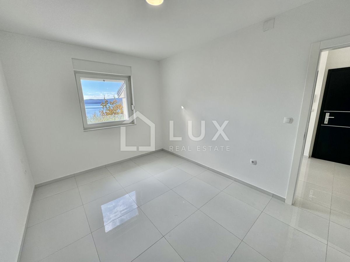 CRIKVENICA - dvoetažni apartma, 150m do morja, novogradnja