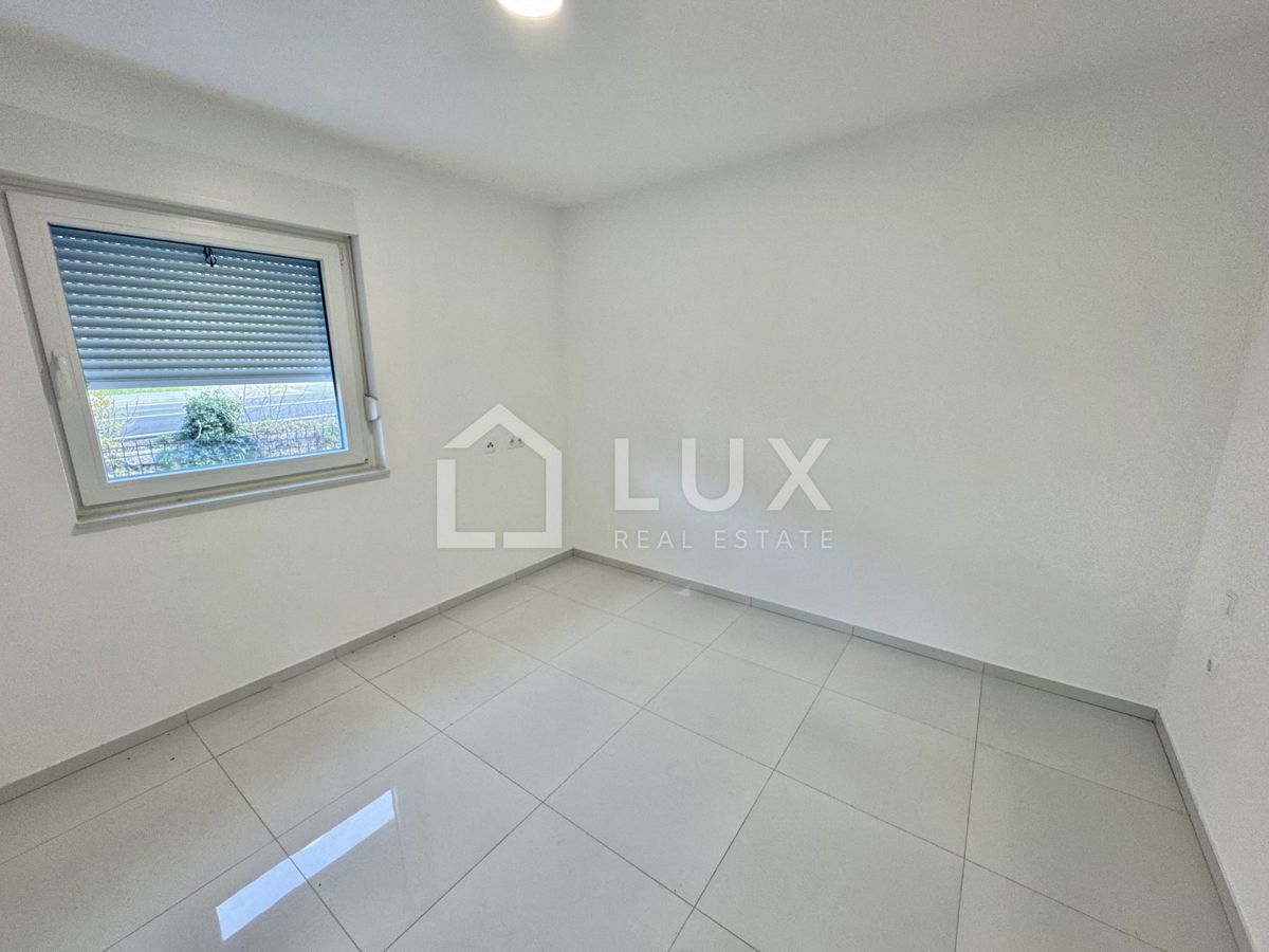 CRIKVENICA - dvoetažni apartma, 150m do morja, novogradnja