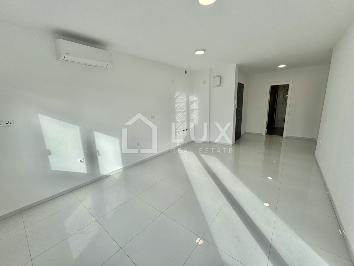 CRIKVENICA - dvoetažni apartma, 150m do morja, novogradnja