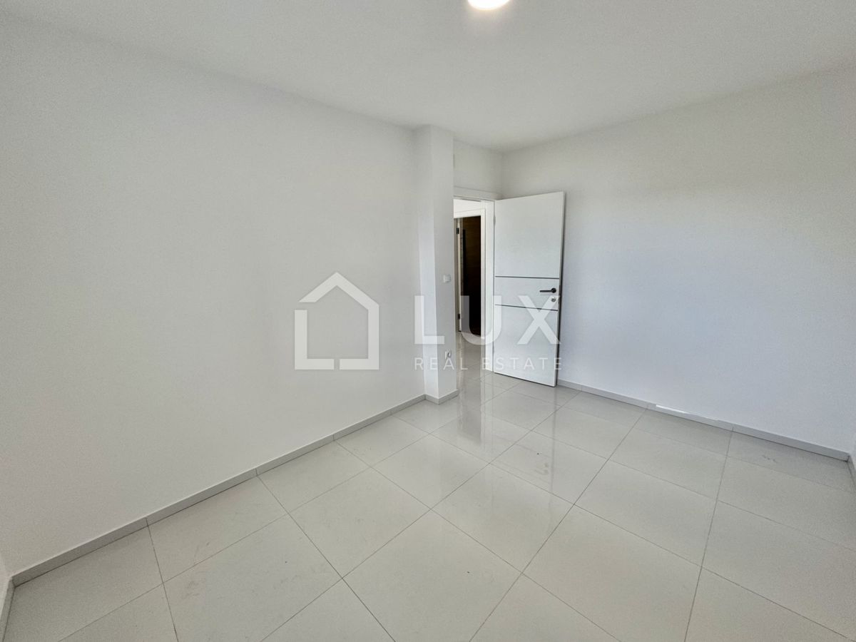 CRIKVENICA - dvoetažni apartma, 150m do morja, novogradnja