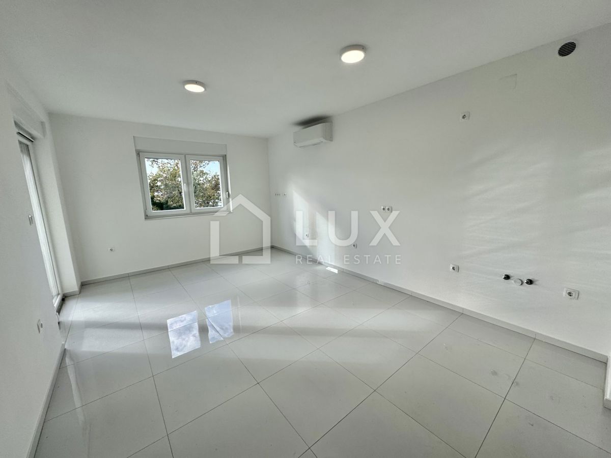 CRIKVENICA - dvoetažni apartma, 150m do morja, novogradnja
