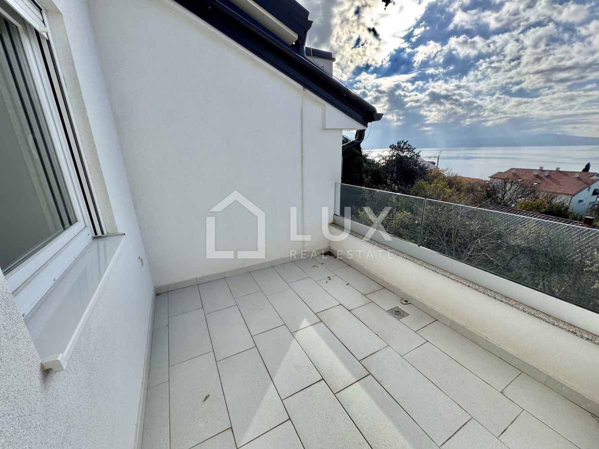 CRIKVENICA - dvoetažni apartma, 150m do morja, novogradnja