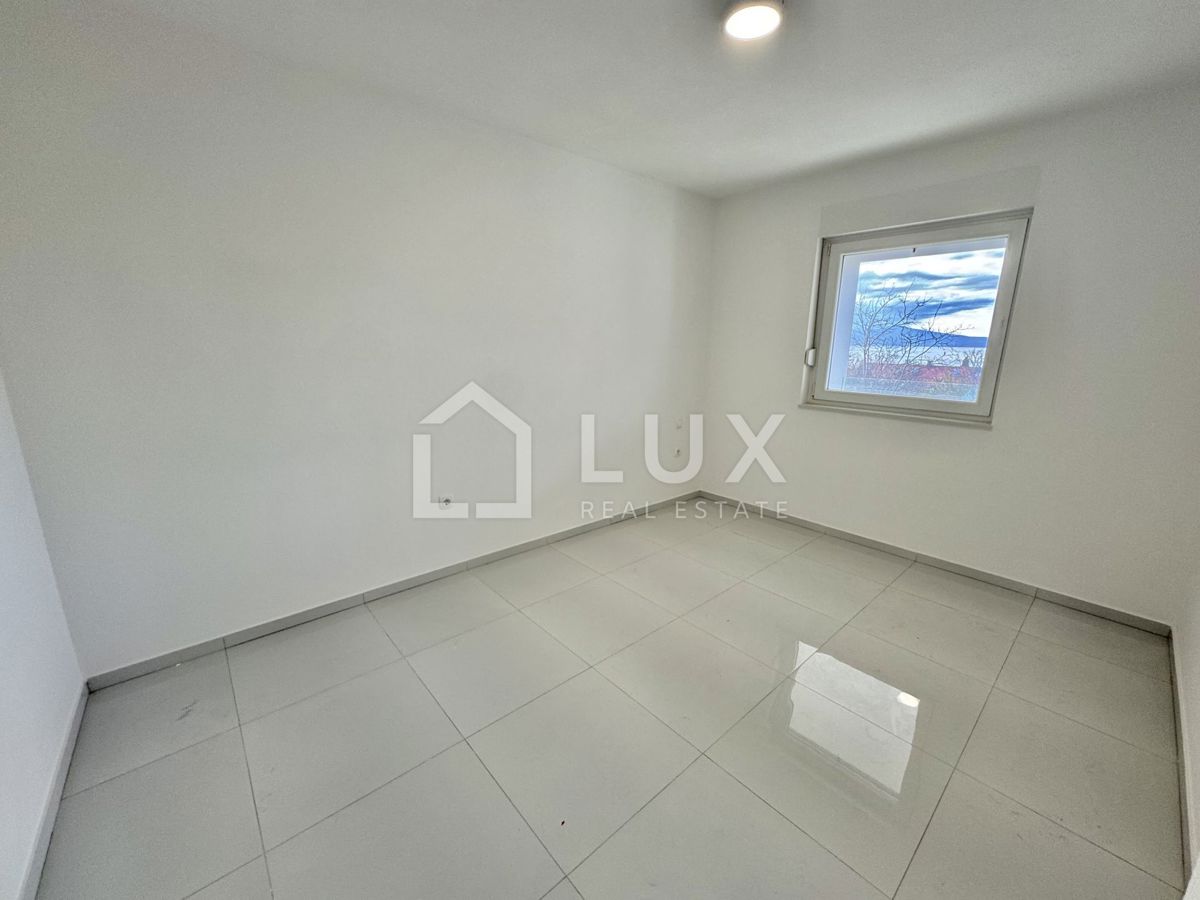 CRIKVENICA - dvoetažni apartma, 150m do morja, novogradnja