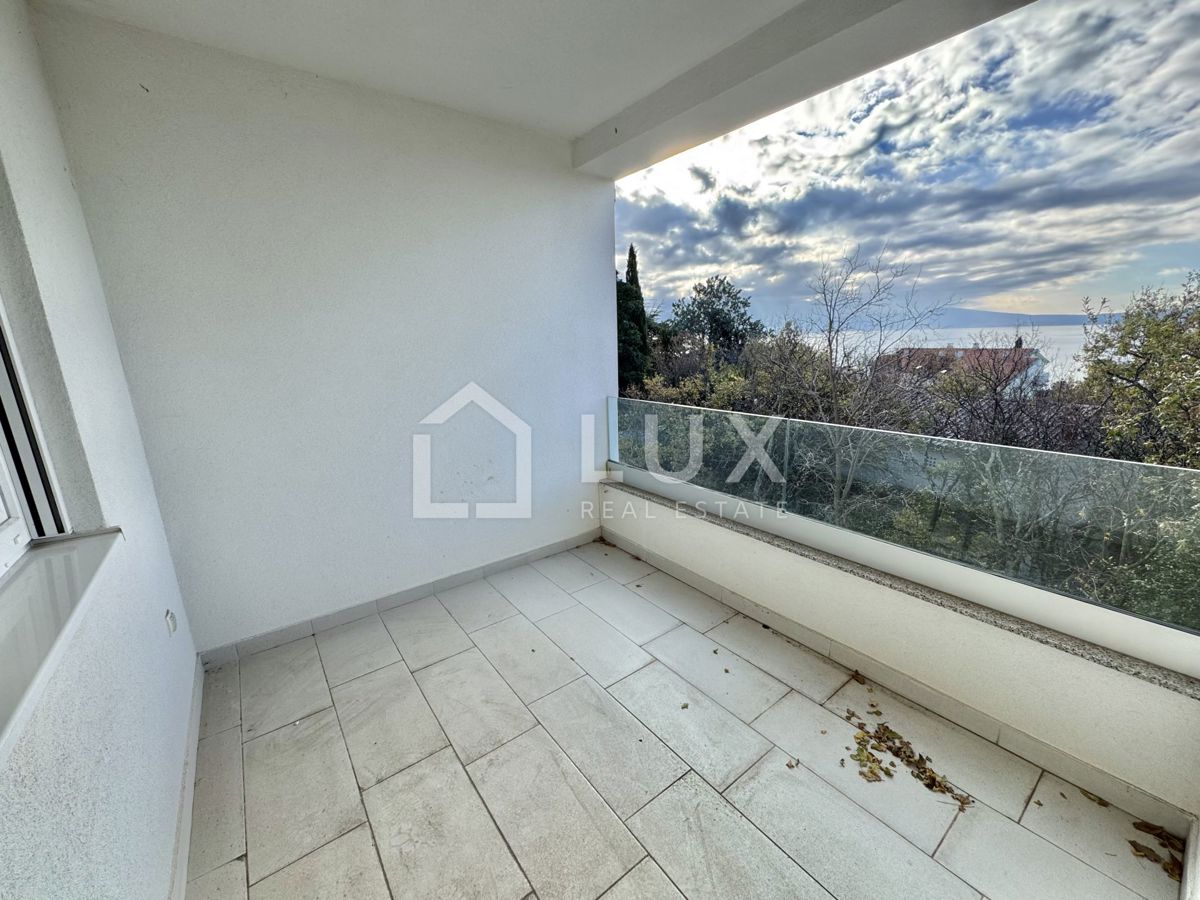CRIKVENICA - dvoetažni apartma, 150m do morja, novogradnja