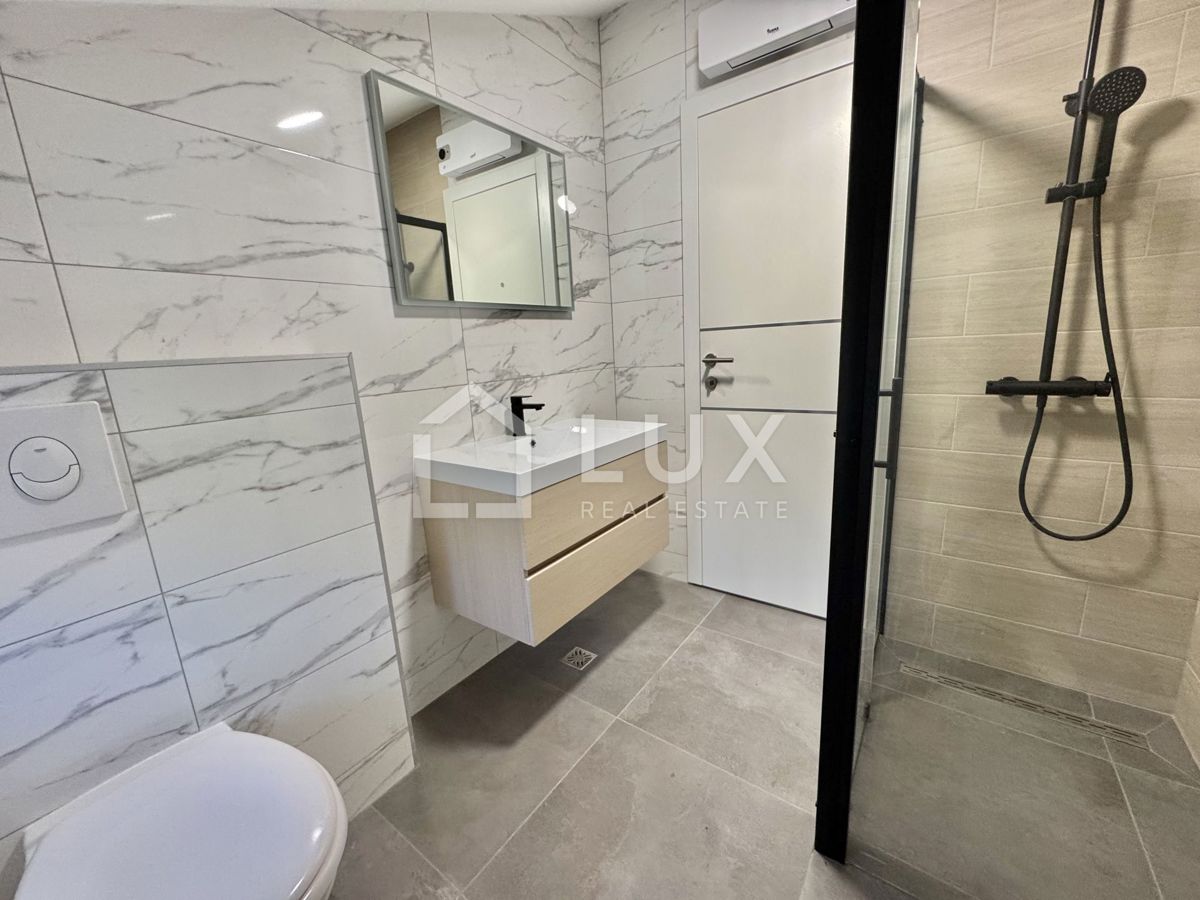 CRIKVENICA - dvoetažni apartma, 150m do morja, novogradnja