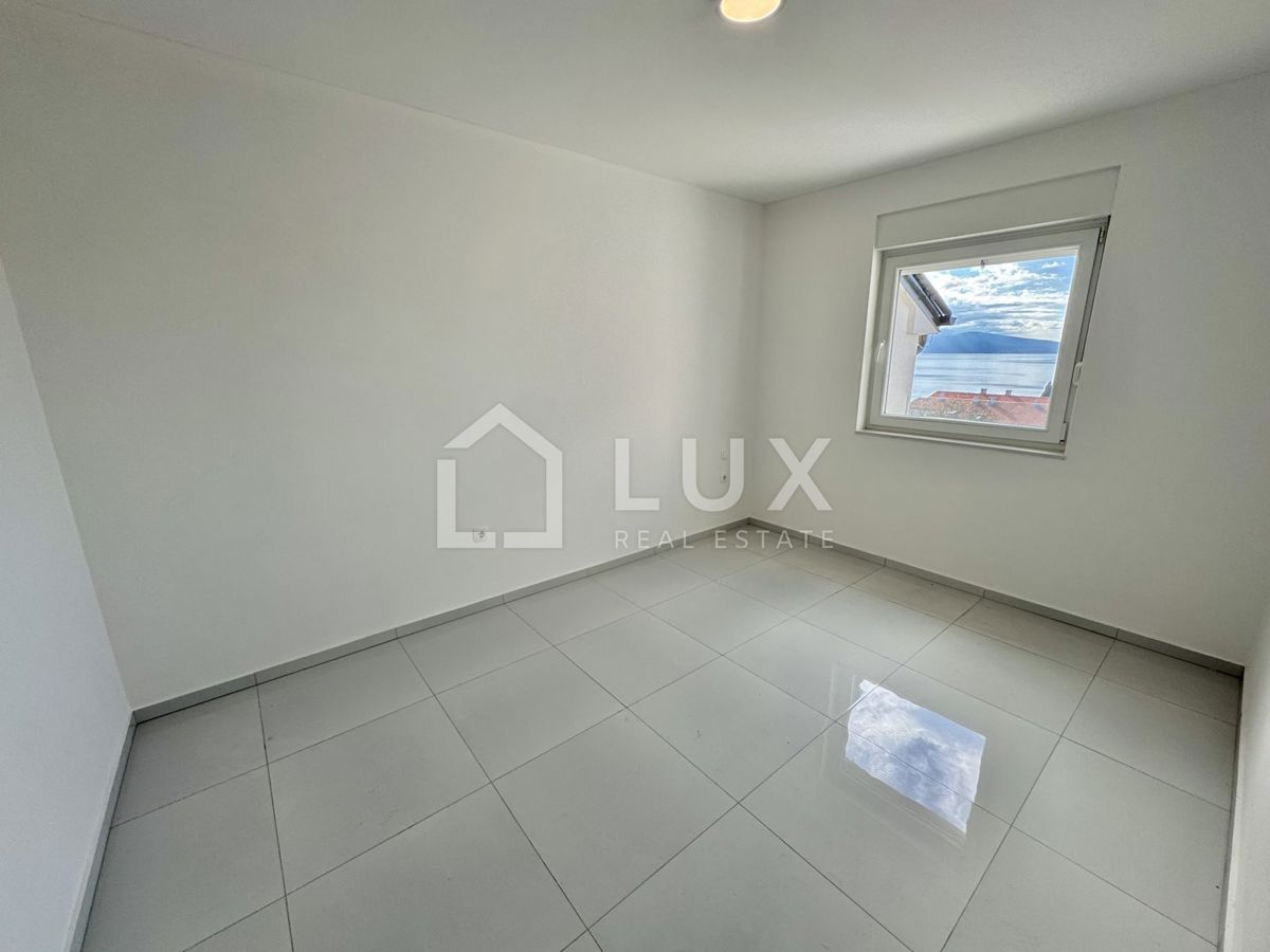 CRIKVENICA - dvoetažni apartma, 150m do morja, novogradnja