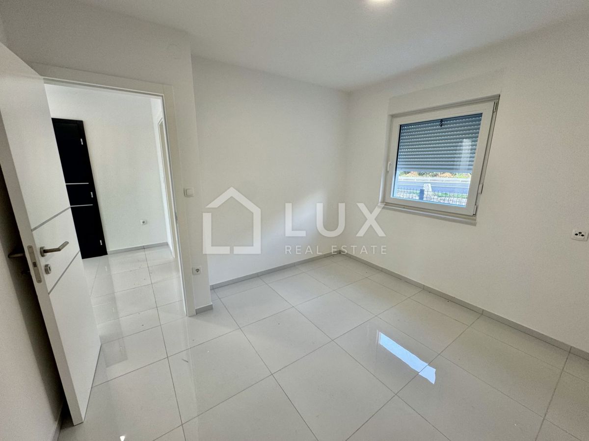 CRIKVENICA - dvoetažni apartma, 150m do morja, novogradnja