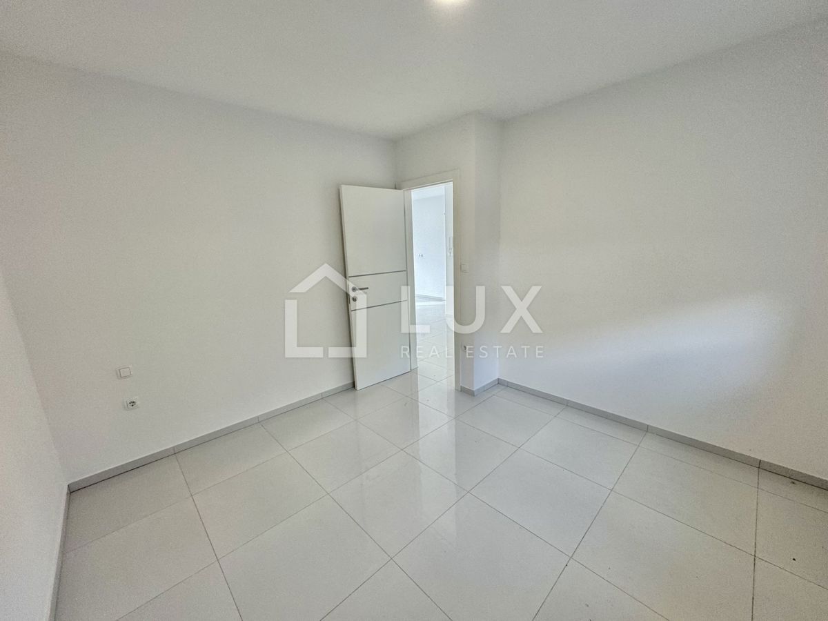 CRIKVENICA - dvoetažni apartma, 150m do morja, novogradnja
