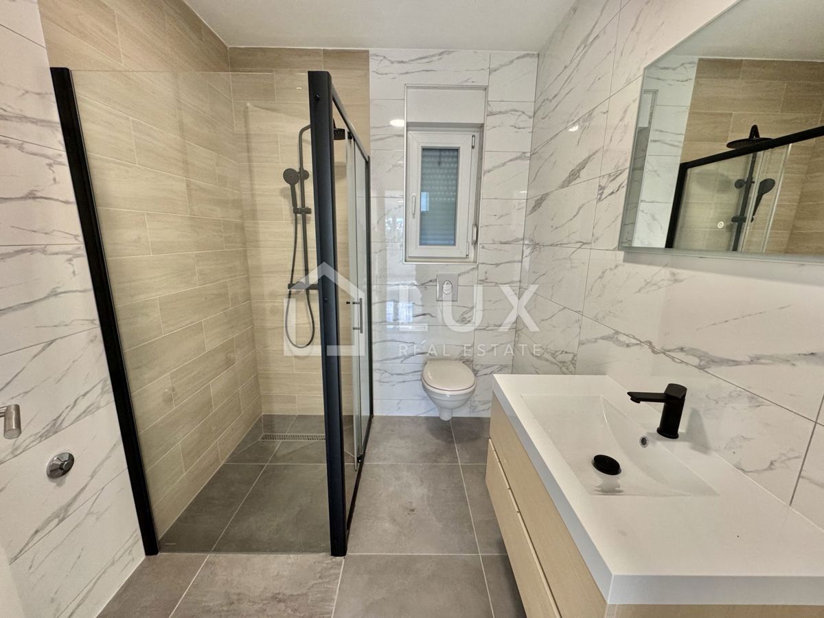 CRIKVENICA - dvoetažni apartma, 150m do morja, novogradnja