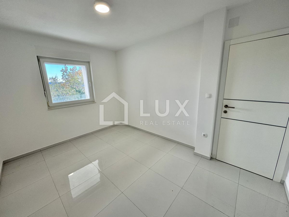 CRIKVENICA - dvoetažni apartma, 150m do morja, novogradnja