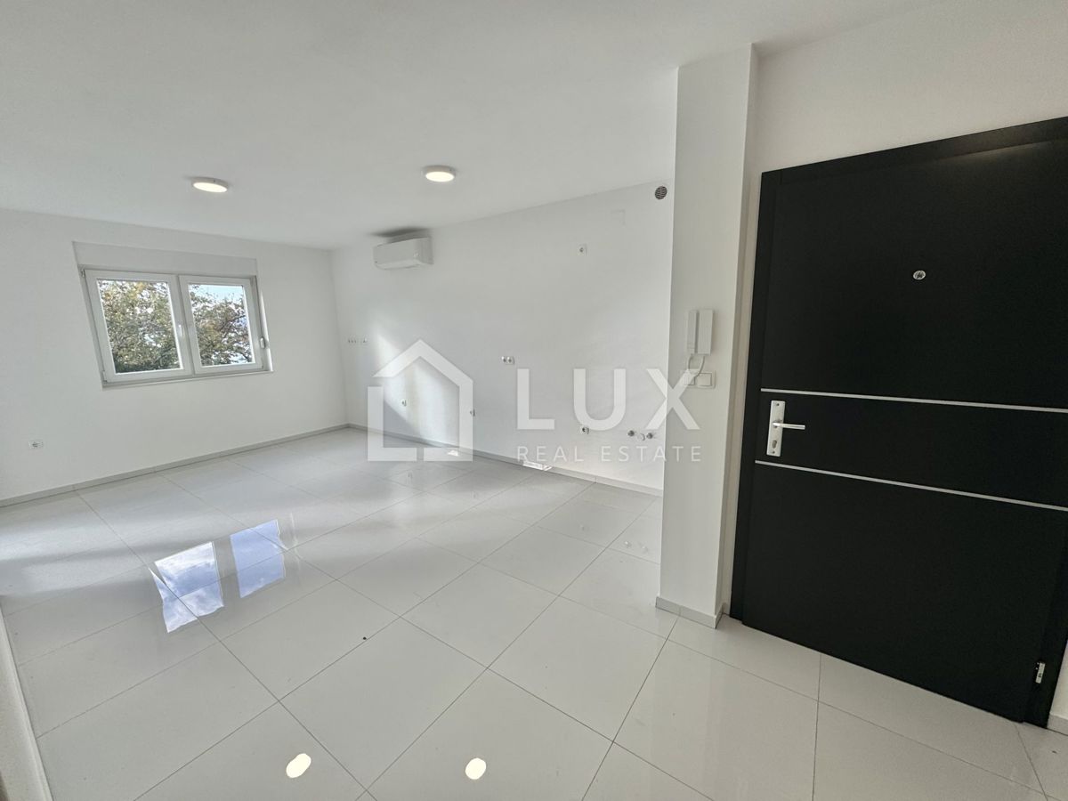 CRIKVENICA - dvoetažni apartma, 150m do morja, novogradnja