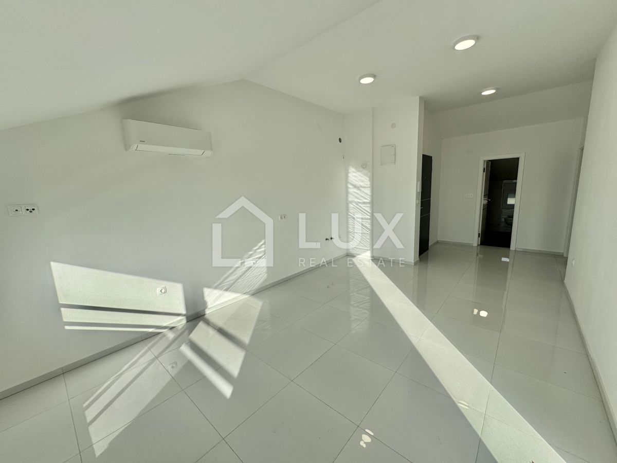 CRIKVENICA - dvoetažni apartma, 150m do morja, novogradnja