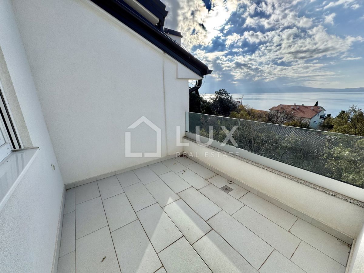 CRIKVENICA - dvoetažni apartma, 150m do morja, novogradnja