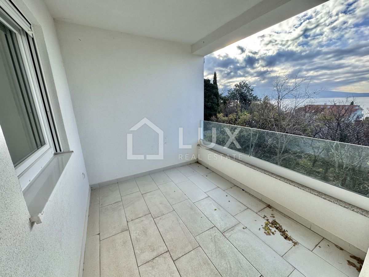 CRIKVENICA - dvoetažni apartma, 150m do morja, novogradnja