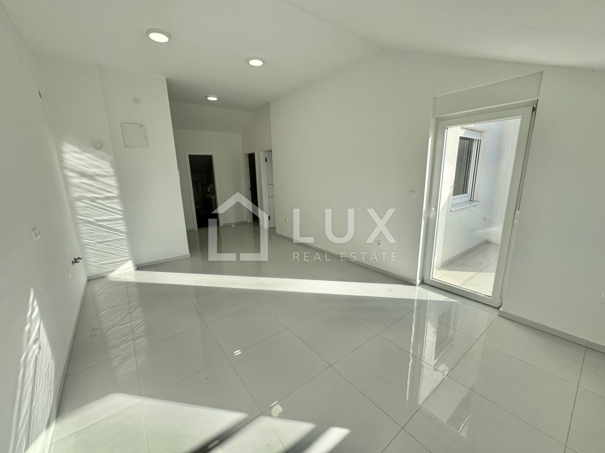 CRIKVENICA - dvoetažni apartma, 150m do morja, novogradnja