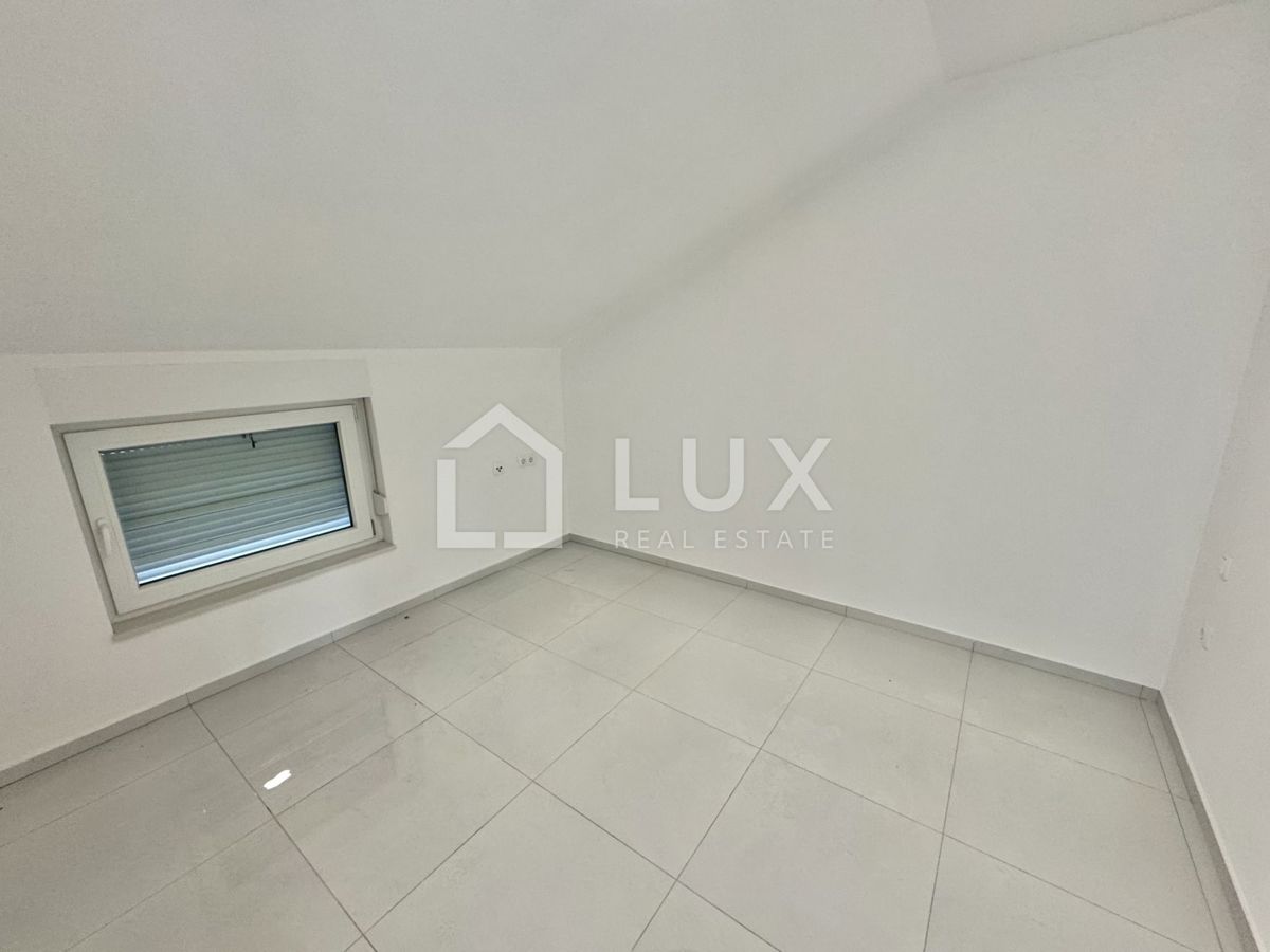 CRIKVENICA - dvoetažni apartma, 150m do morja, novogradnja