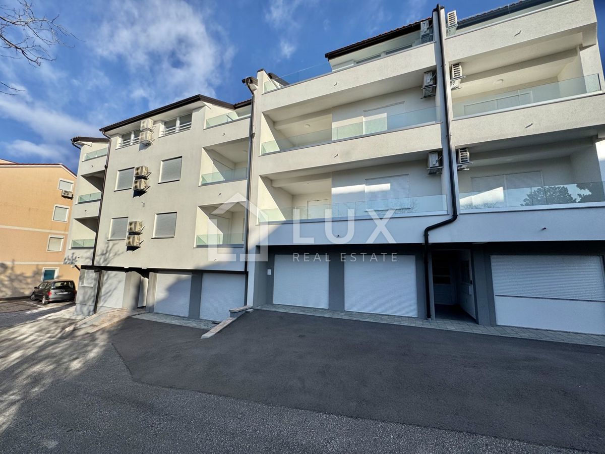 CRIKVENICA - dvoetažni apartma, 150m do morja, novogradnja