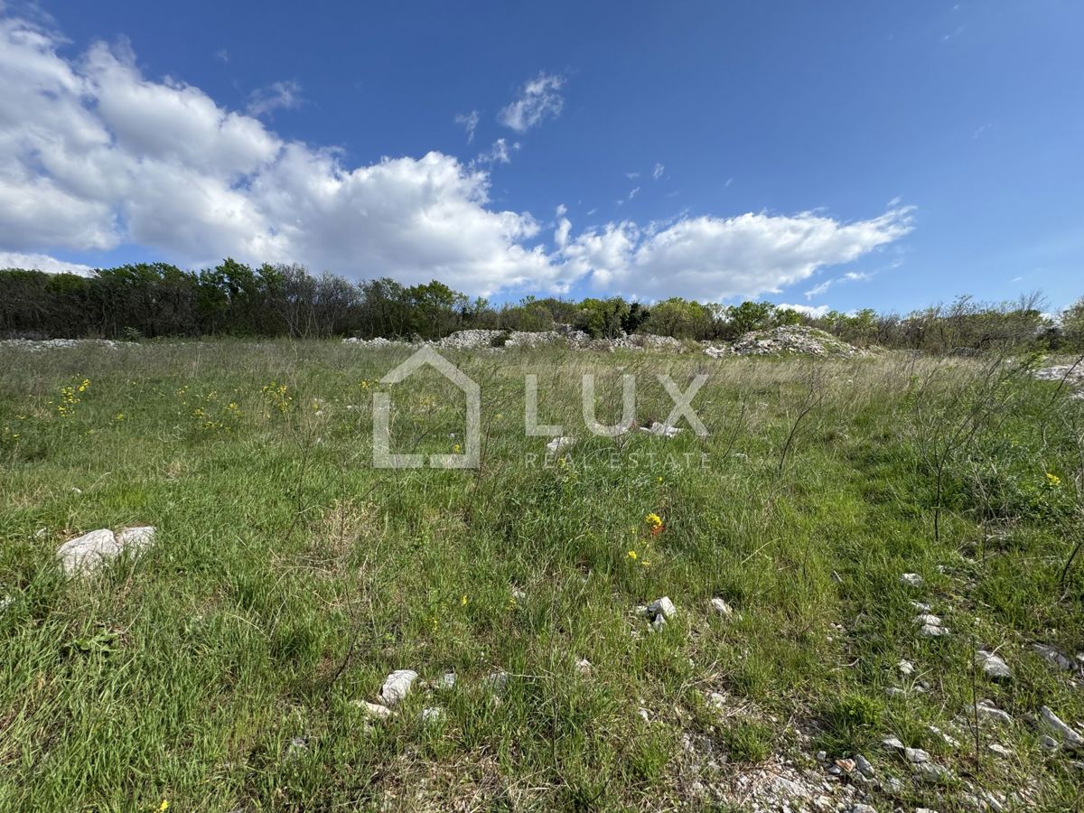 KLENOVICA - gradbeno zemljišče 823m2, 200m do morja