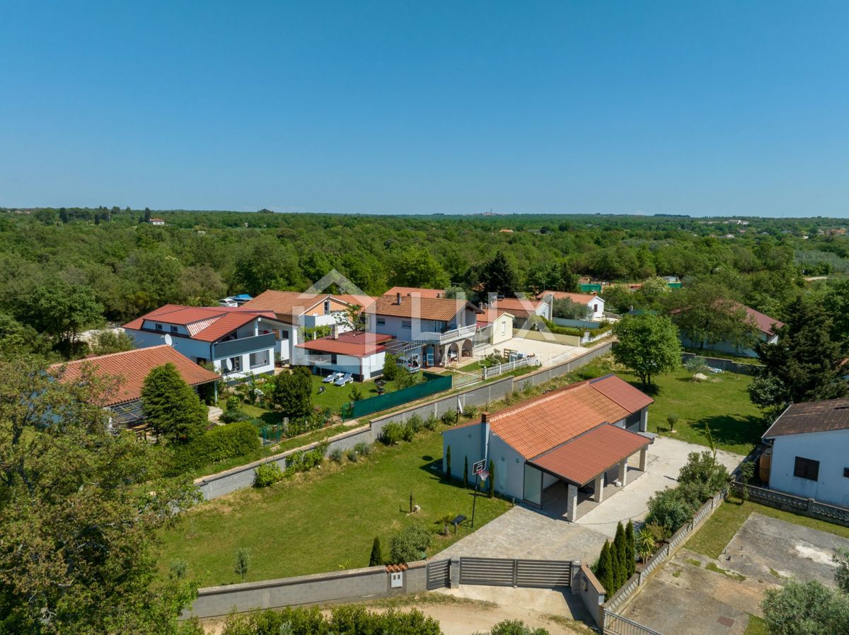 PEROJ - enonadstropna hiša + 1100m2 vrta, 5min do morja