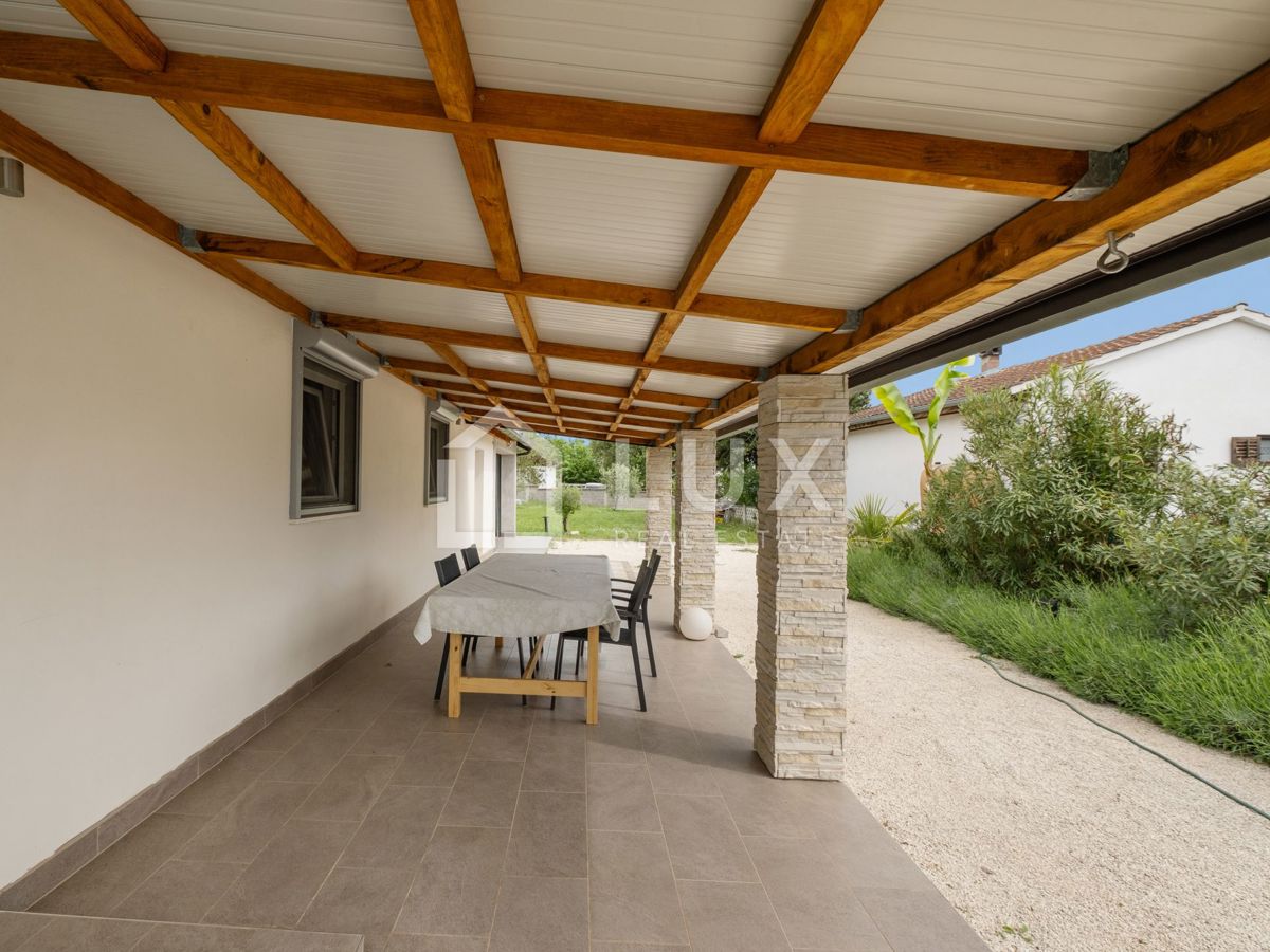 PEROJ - enonadstropna hiša + 1100m2 vrta, 5min do morja