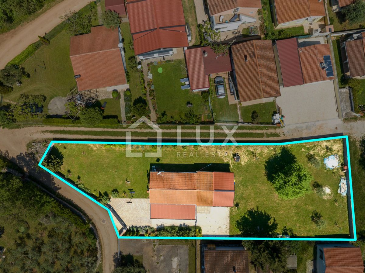 PEROJ - enonadstropna hiša + 1100m2 vrta, 5min do morja