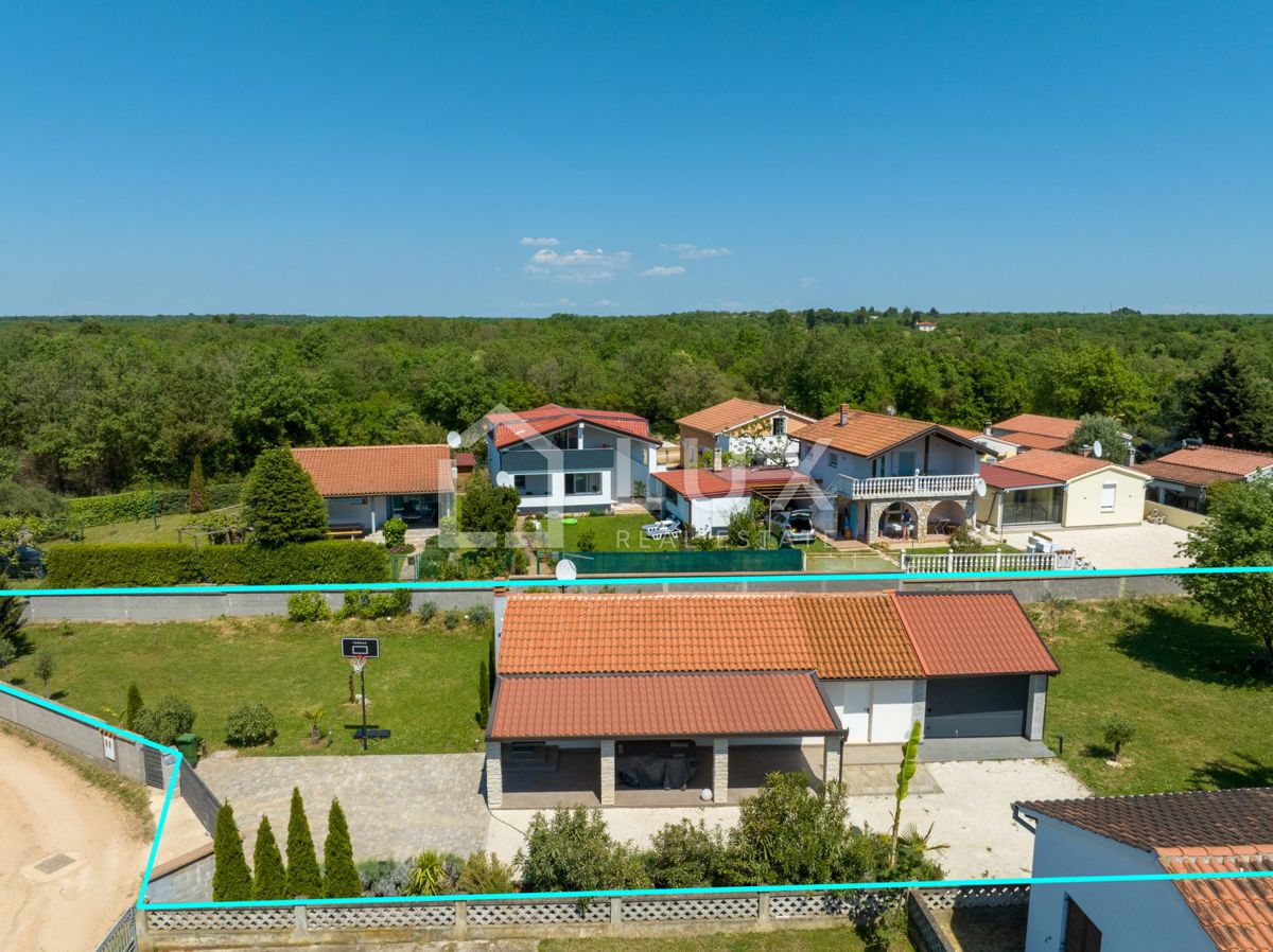 PEROJ - enonadstropna hiša + 1100m2 vrta, 5min do morja