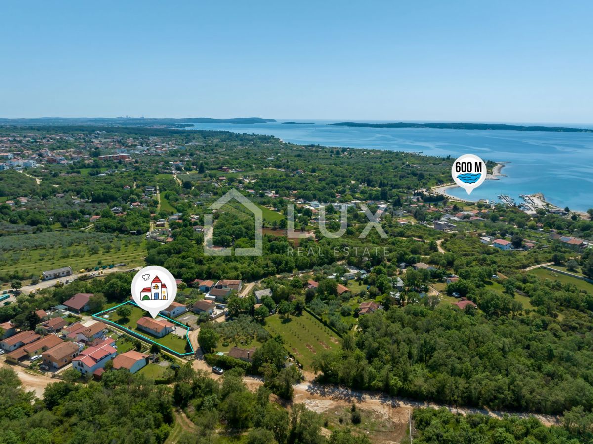 PEROJ - enonadstropna hiša + 1100m2 vrta, 5min do morja