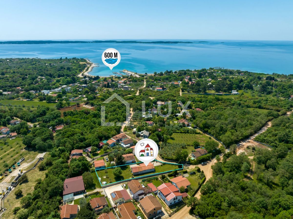 PEROJ - enonadstropna hiša + 1100m2 vrta, 5min do morja