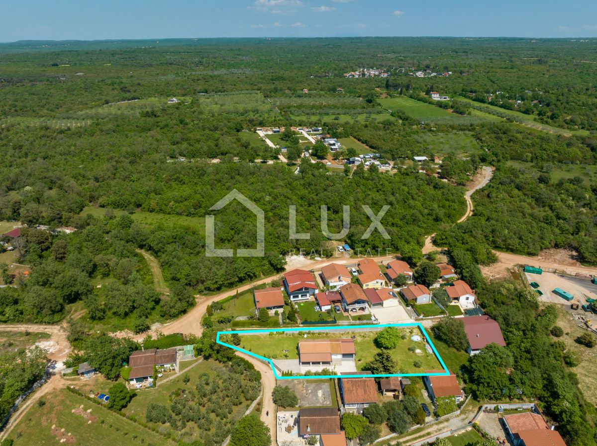 PEROJ - enonadstropna hiša + 1100m2 vrta, 5min do morja