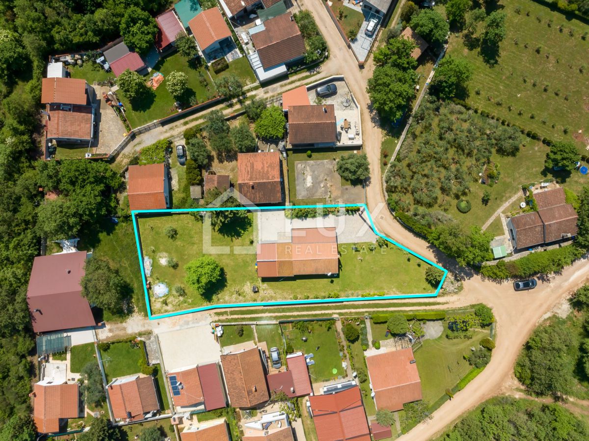 PEROJ - enonadstropna hiša + 1100m2 vrta, 5min do morja