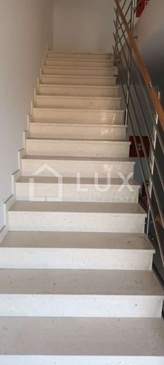 MEDULIN - dvoetažni apartma, novogradnja, 150m do morja