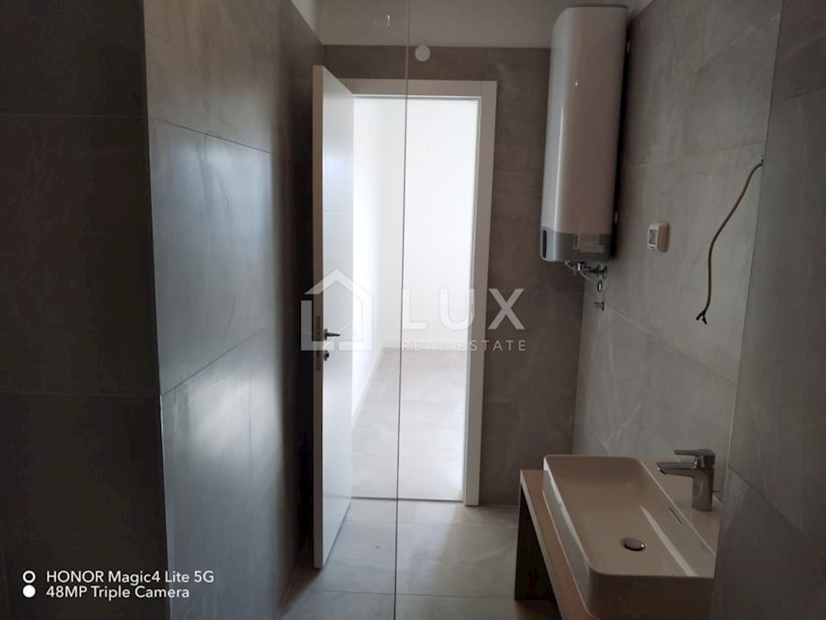 MEDULIN - dvoetažni apartma, novogradnja, 150m do morja