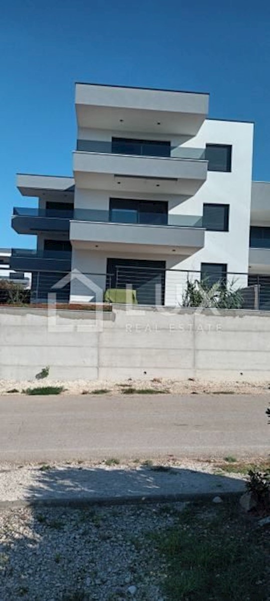 MEDULIN - dvoetažni apartma, novogradnja, 150m do morja