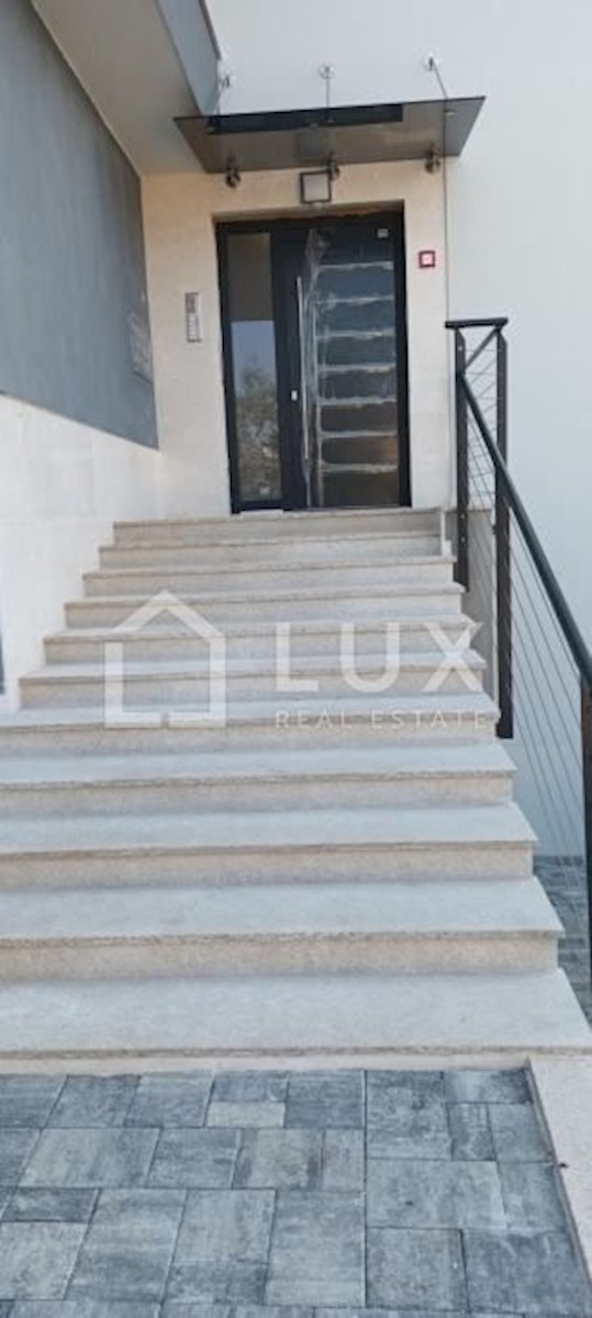 MEDULIN - dvoetažni apartma, novogradnja, 150m do morja