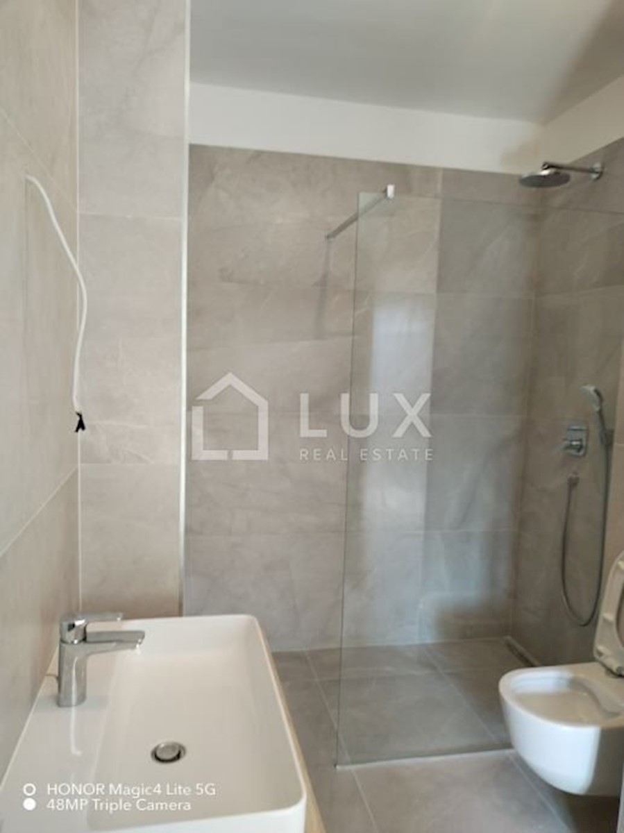 MEDULIN - dvoetažni apartma, novogradnja, 150m do morja