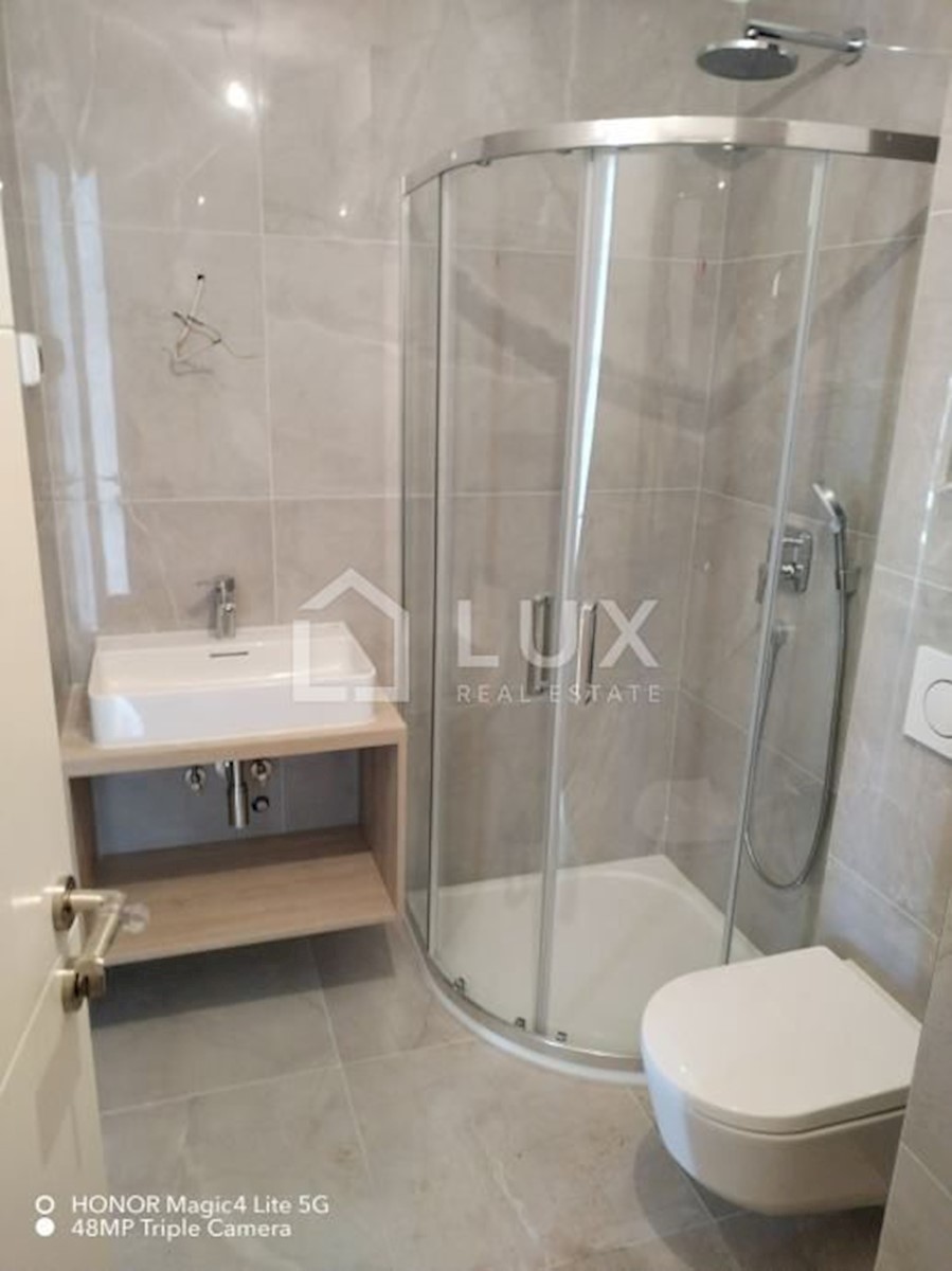 MEDULIN - dvoetažni apartma, novogradnja, 150m do morja