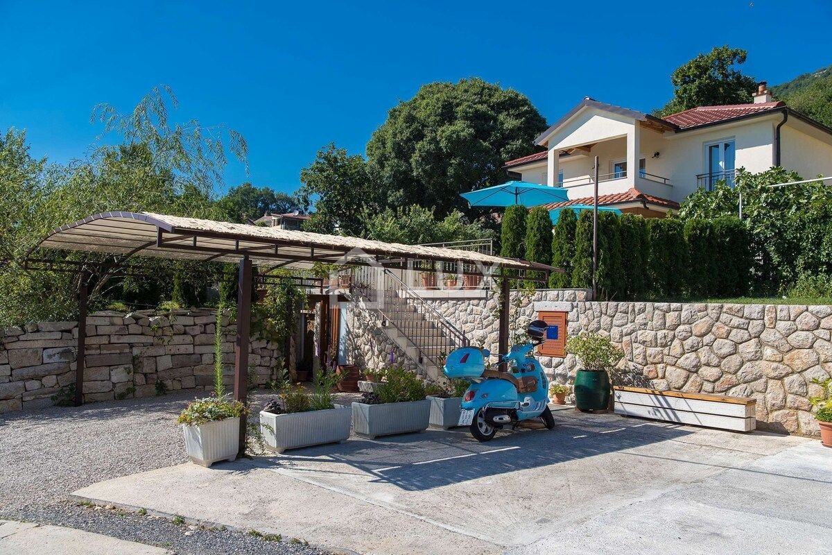 BRIBIR - vila z bazenom in pogledom na morje