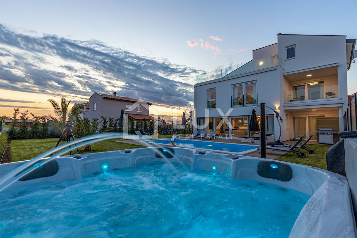 POREČ - vila dvojček z bazenom