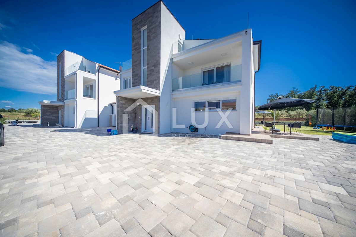 POREČ - vila dvojček z bazenom
