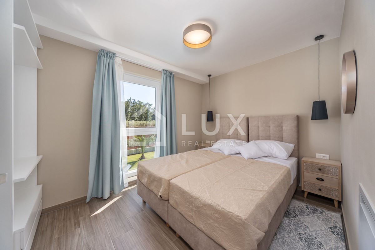 POREČ - vila dvojček z bazenom
