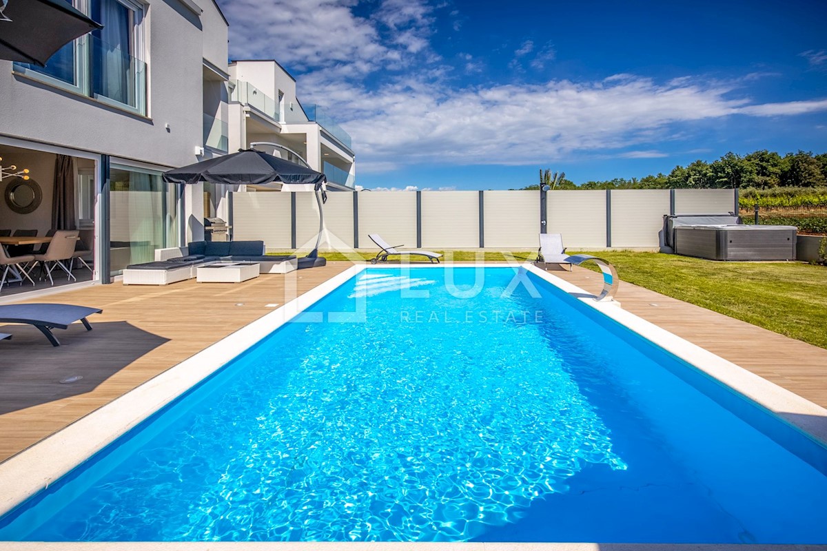 POREČ - vila dvojček z bazenom