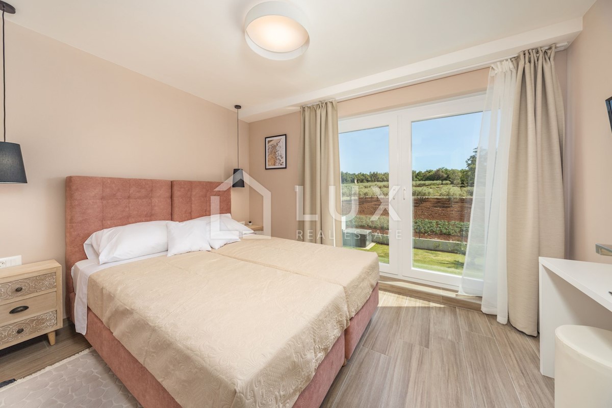 POREČ - vila dvojček z bazenom