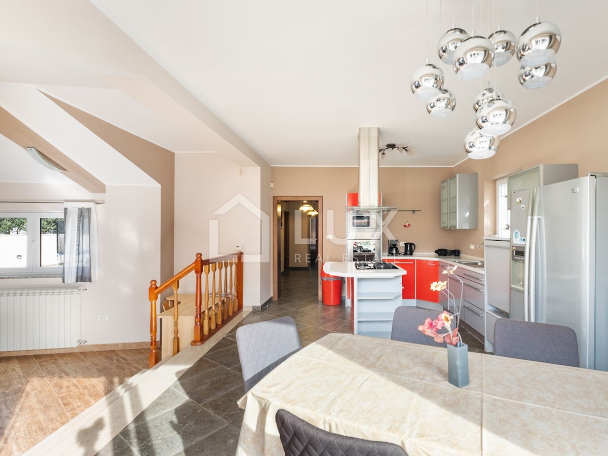 PULA - vila z bazenom na parceli 1116m2