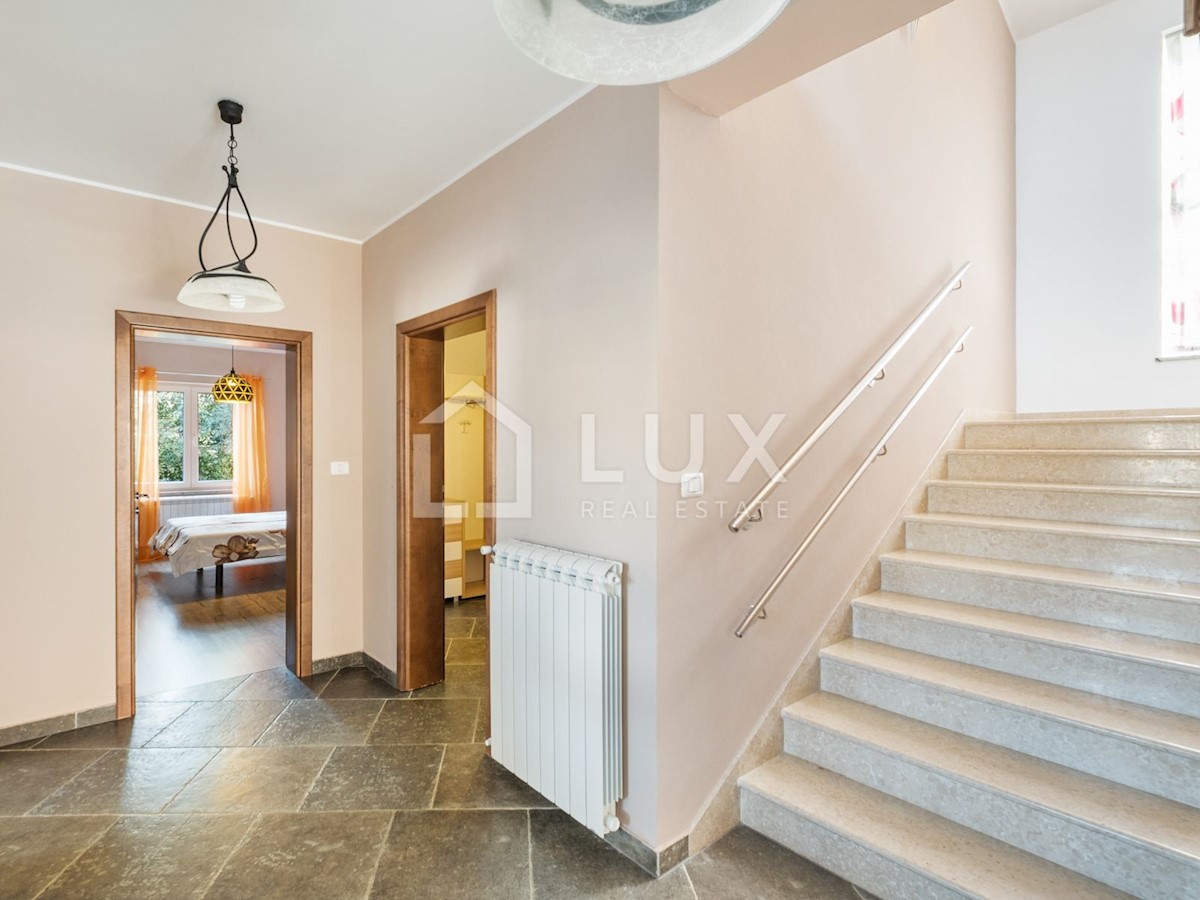 PULA - vila z bazenom na parceli 1116m2